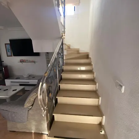 Detached With Private Pool فيلة